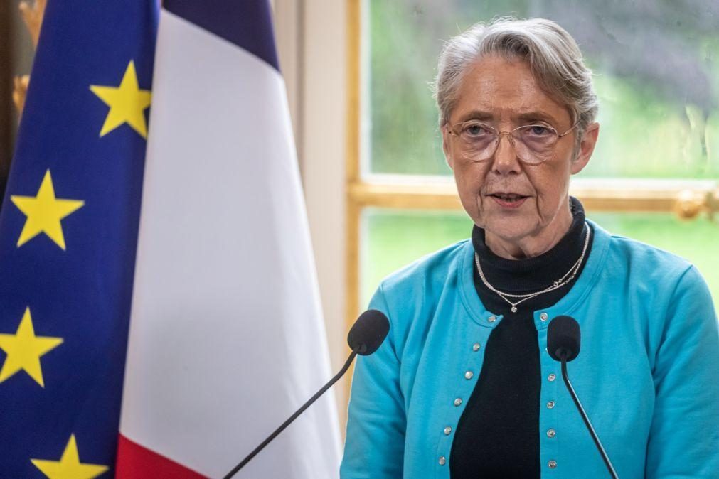 Primeira-ministra francesa diz-se aberta ao diálogo com sindicatos e patrões