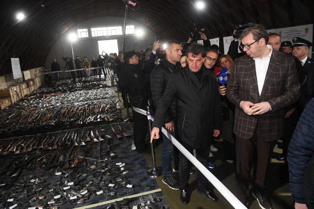 Autoridades sérvias recolheram mais de 13.500 armas em período de amnistia