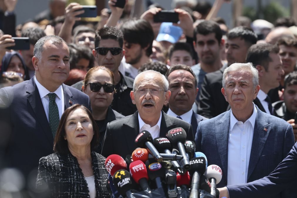 Líderes da oposição admitem vitória de Kemal Kiliçdaroglu na primeira volta das eleições na Turquia
