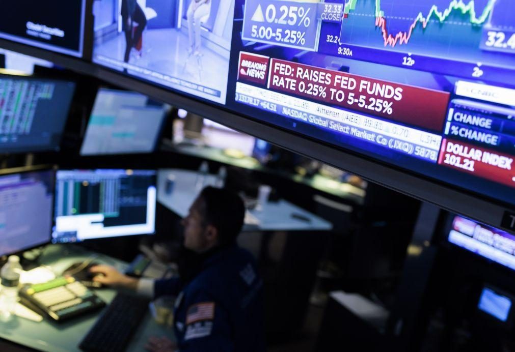 Wall Street fecha em alta mais preocupada com a taxa de juro do que com a divida