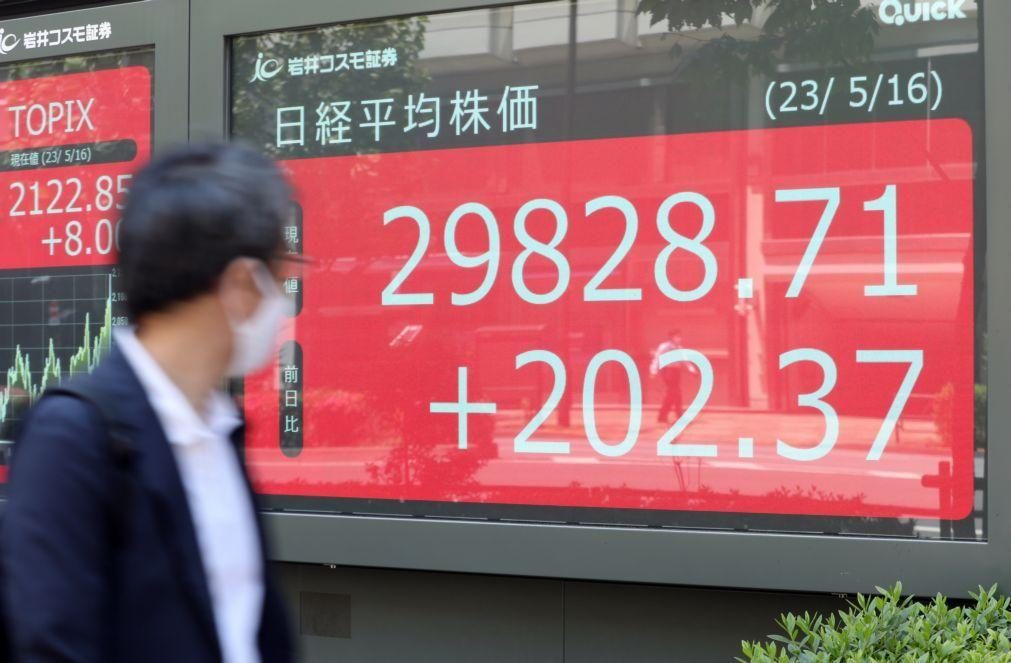 Bolsa de Tóquio fecha a ganhar 0,73%