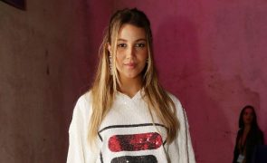 April Ivy Arranca suspiros em biquíni: 
