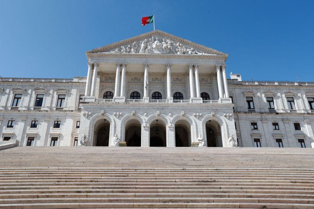 Parlamento vai estar iluminado esta noite com cores da bandeira arco-íris pelos direitos LGBTI