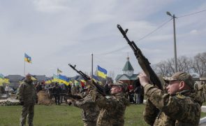 Hungria bloqueia 500 ME para entregar munições à Ucrânia