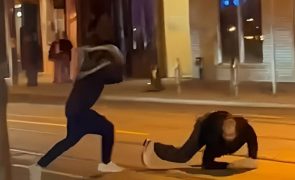 Homem chicoteia vítima até ao chão com cobra de estimação em luta de rua [vídeo]