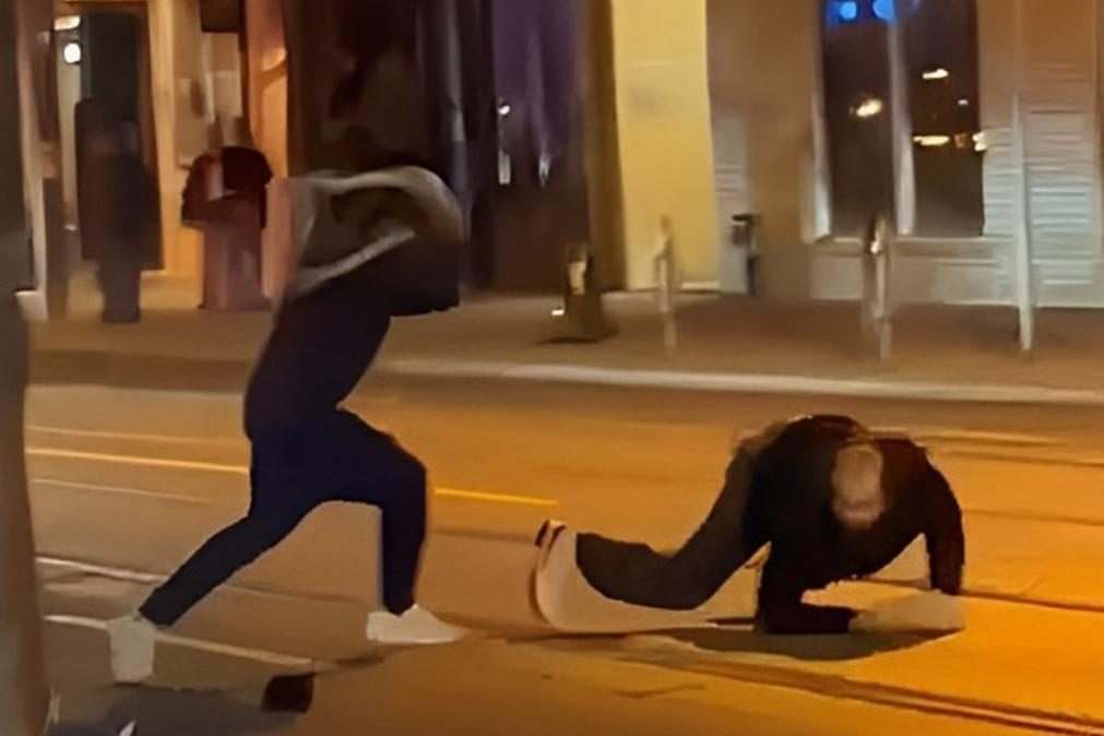 Homem chicoteia vítima até ao chão com cobra de estimação em luta de rua [vídeo]