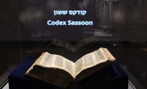 Bíblia hebraica mais antiga vendida em leilão por mais de 35 milhões de euros