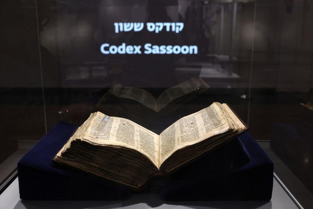 Bíblia hebraica mais antiga vendida em leilão por mais de 35 milhões de euros