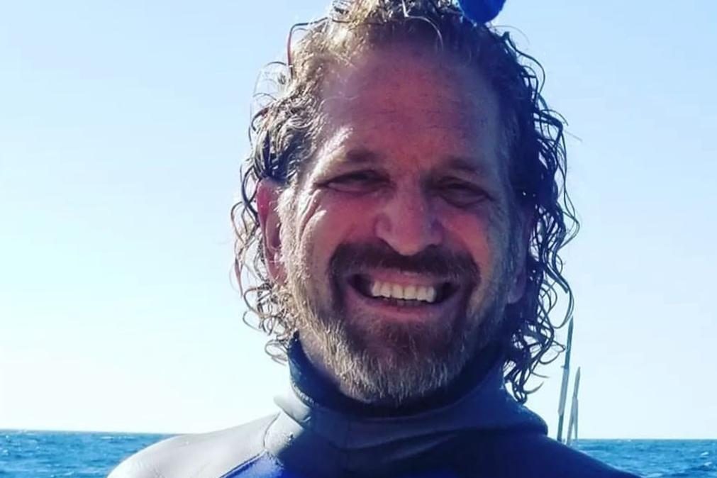 Homem bate recorde ao viver debaixo de água durante 74 dias