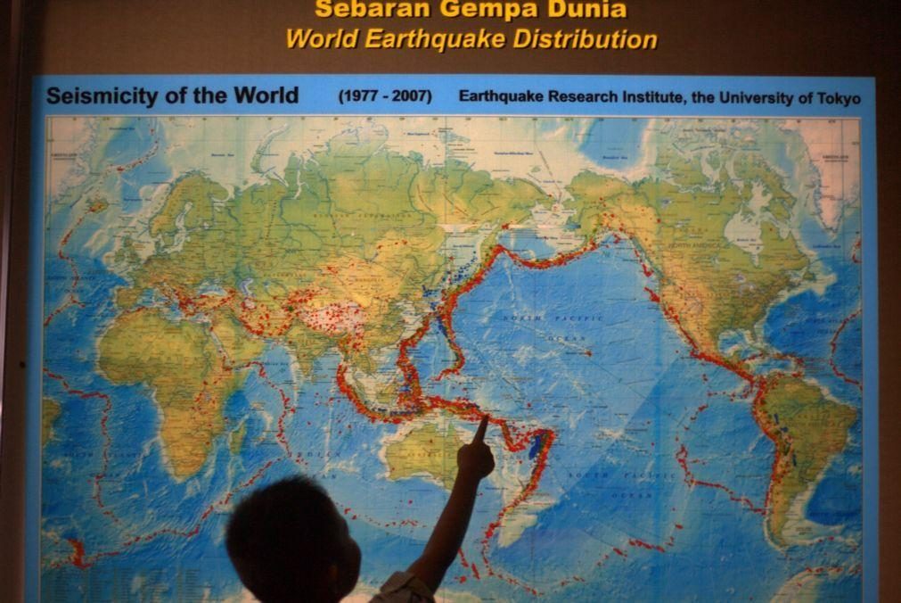 Sismo de 7.7 no Pacífico leva a alerta de tsunami