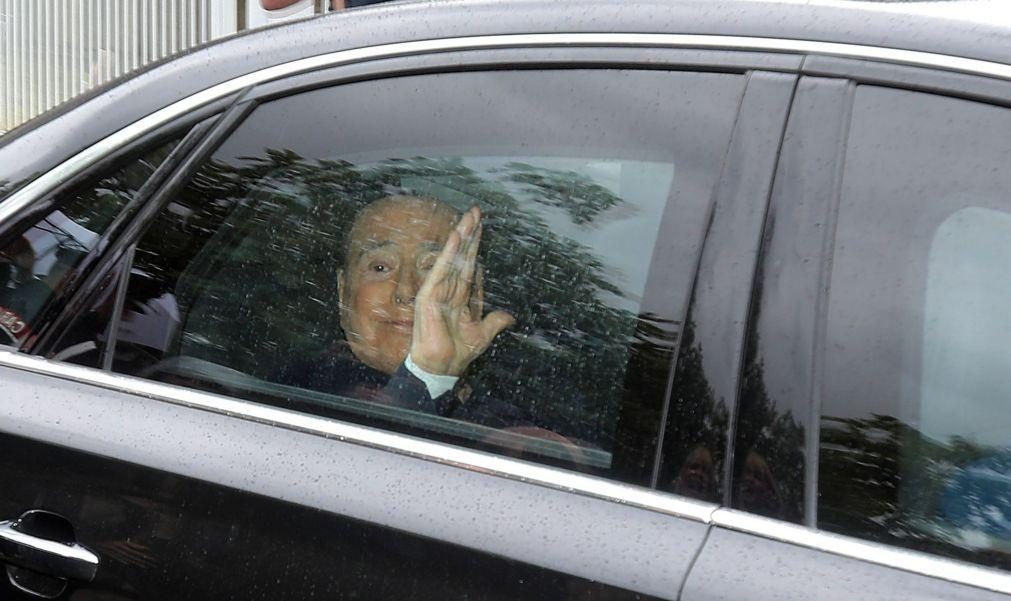 Berlusconi sai do hospital após 44 dias de internamento devido a pneumonia