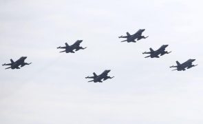 Kiev diz que pilotos ucranianos demorariam quatro meses a dominar caças F-16