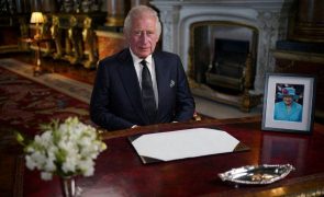 Carlos III - Recebe presente especial de David Beckham