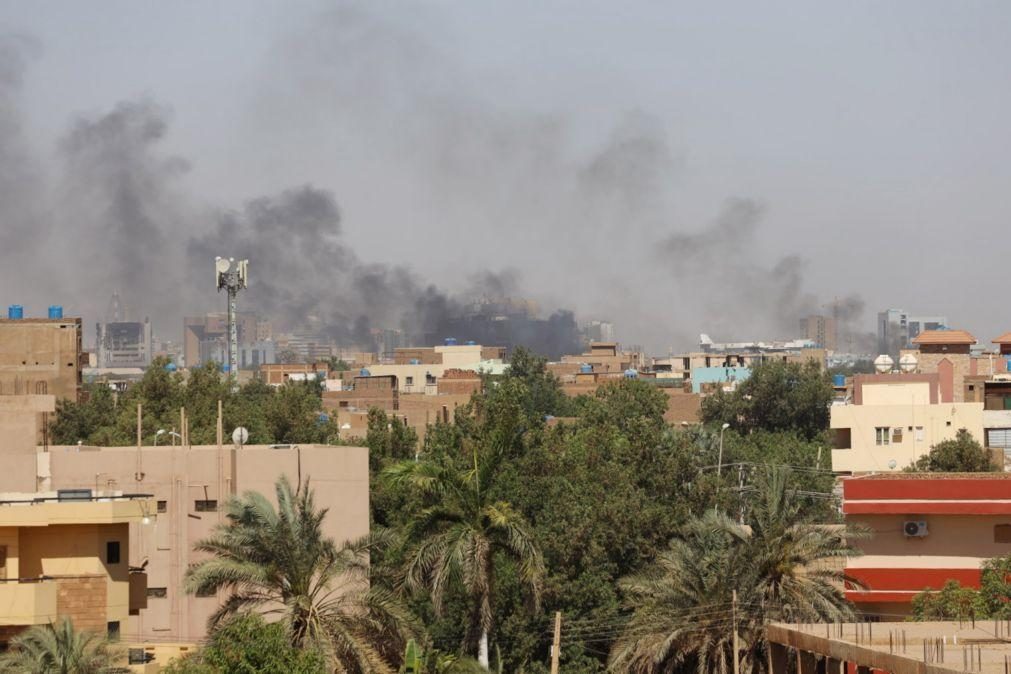Capital do Sudão continua envolvida em confrontos apesar do cessar-fogo