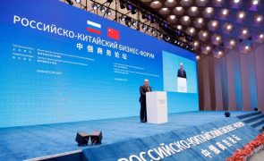 PM russo diz na China que sanções falharam e promete reforçar laços com Pequim