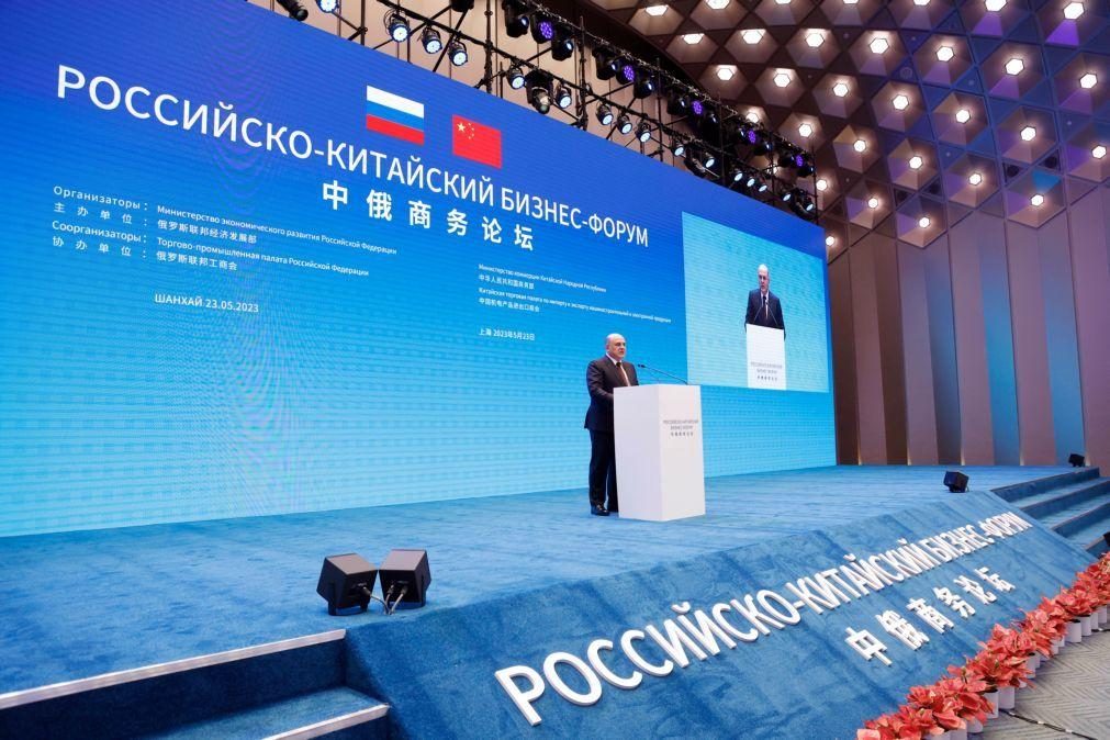 PM russo diz na China que sanções falharam e promete reforçar laços com Pequim