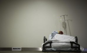 Ambulâncias ficaram retidas por falta de macas no Hospital Garcia de Orta