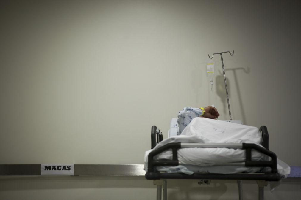 Ambulâncias ficaram retidas por falta de macas no Hospital Garcia de Orta