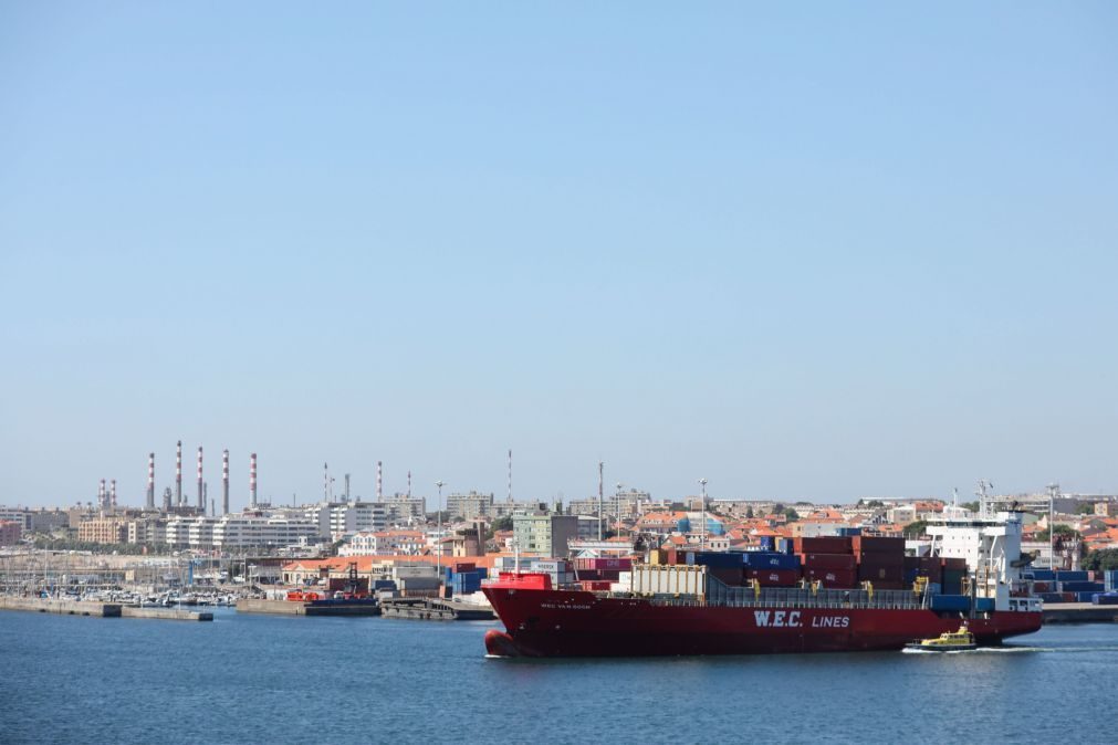 Greve nos portos desconvocada após proposta da tutela