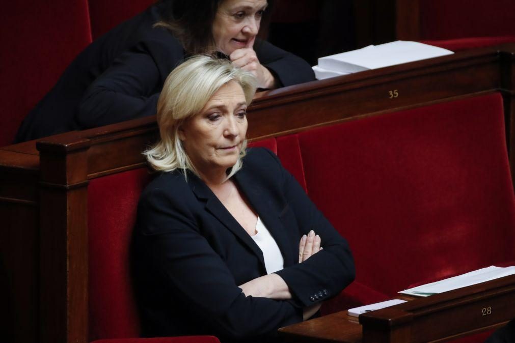 Marine Le Pen nega no parlamento francês qualquer submissão a influência russa