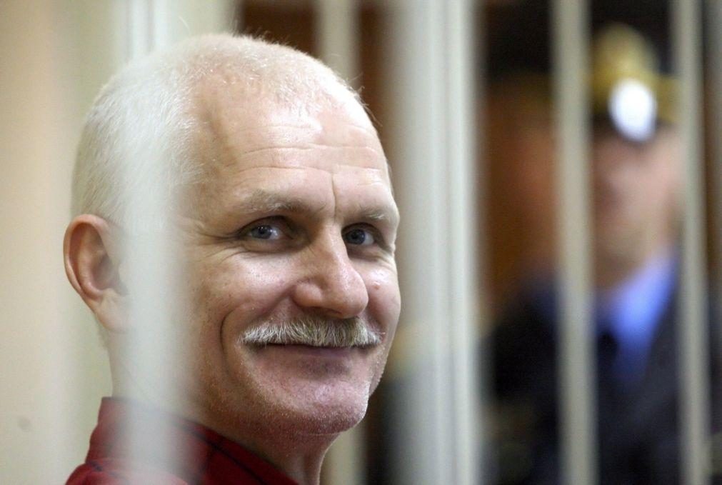 Nobel da Paz transferido para prisão 'brutal' na Bielorrússia segundo esposa