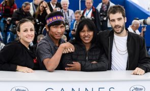 Indígenas brasileiros manifestam-se em Cannes na apresentação de 