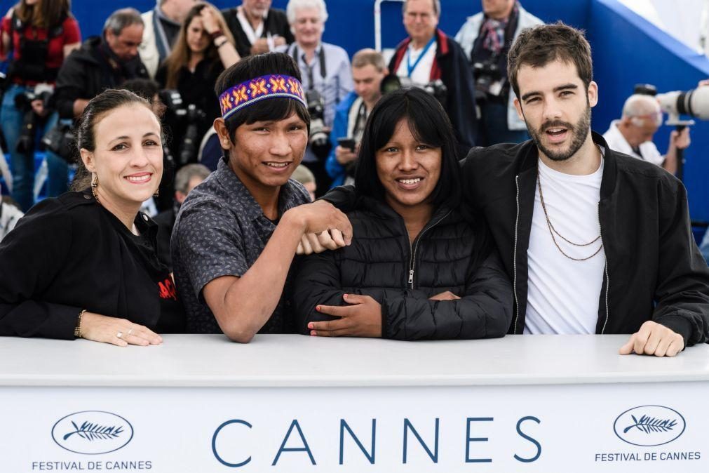 Indígenas brasileiros manifestam-se em Cannes na apresentação de