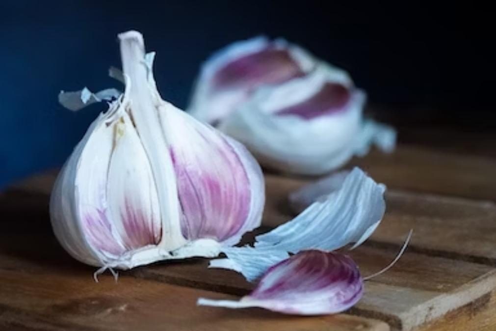 Saiba por que deve colocar diariamente um dente de alho na janela