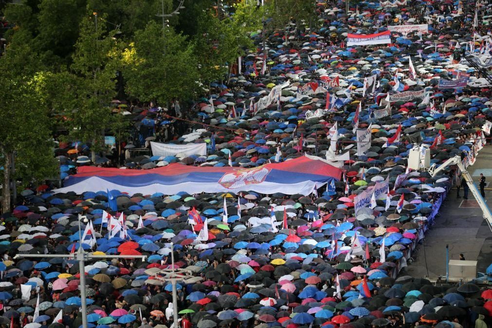 Milhares de manifestantes sérvios pró-governo juntam-se em Belgrado