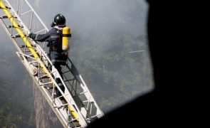 Várias corporações de bombeiros combatem incêndio industrial em Vila do Conde