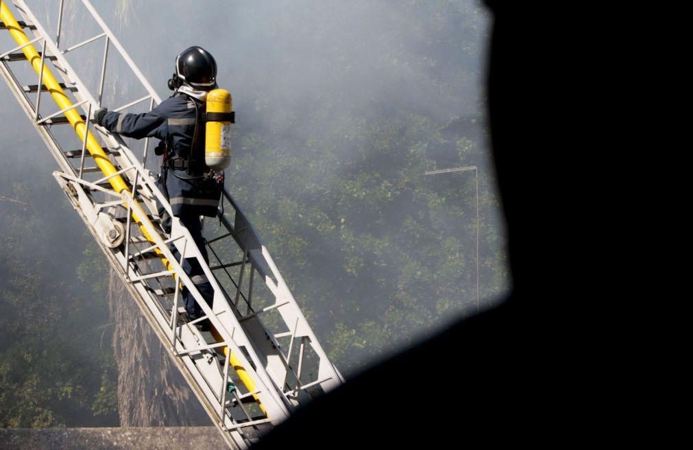 Várias corporações de bombeiros combatem incêndio industrial em Vila do Conde