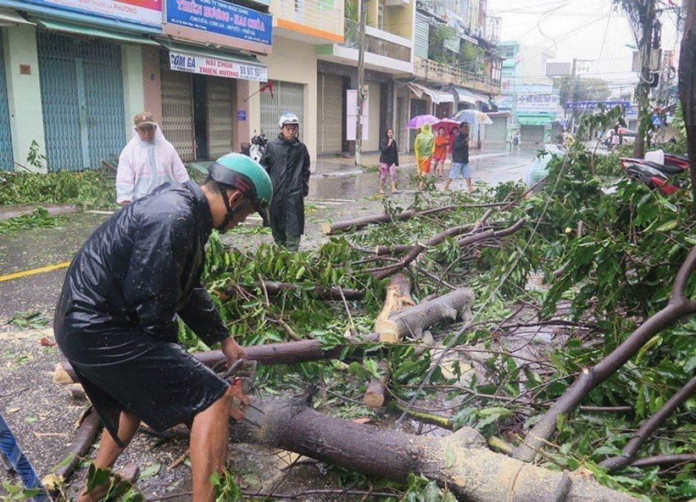 Tufão faz pelo menos 27 mortos ao longo da costa do Vietname