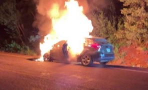 Homem salva crianças de carro em chamas segundos antes de a viatura explodir