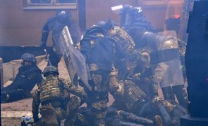 Mais de 50 feridos em confrontos entre manifestantes sérvio-kosovares e forças da NATO