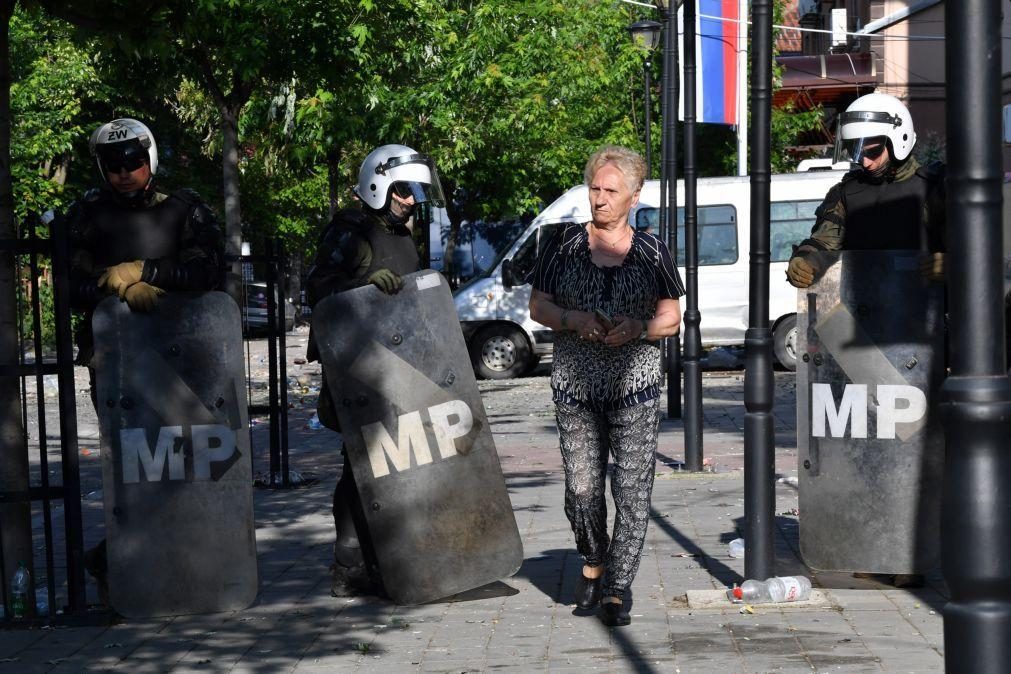 Tensão mantém-se no norte do Kosovo depois de confrontos na segunda-feira