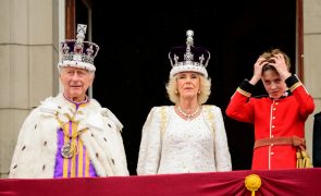 Rei Carlos III - Homenageia Tina Turner no Palácio de Buckingham