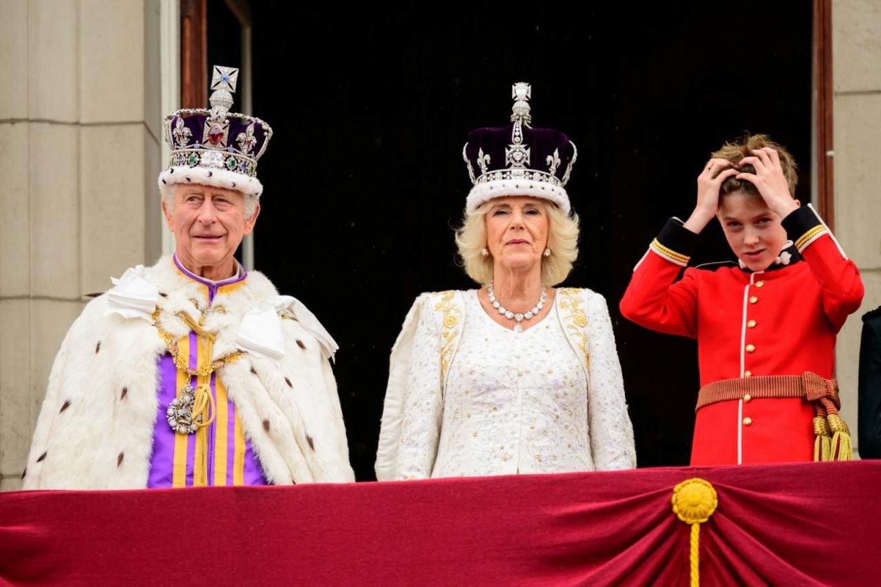 Rei Carlos III - Homenageia Tina Turner no Palácio de Buckingham