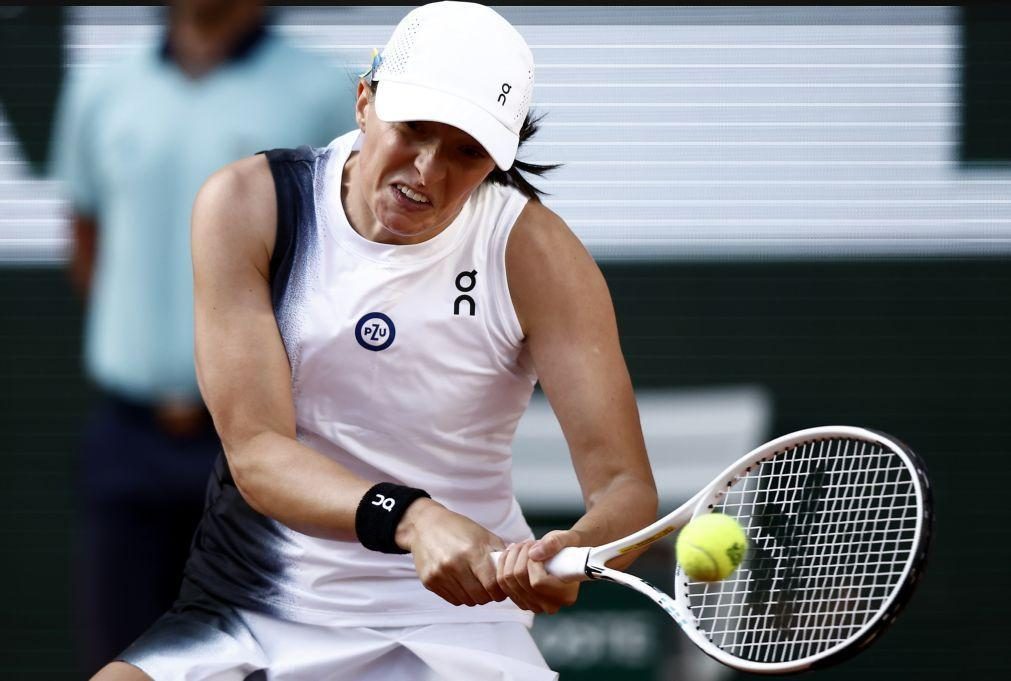Iga Swiatek supera Cristina Bucsa na primeira ronda de Roland Garros