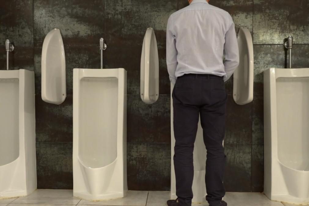 Urologista defende que homens não sabem urinar