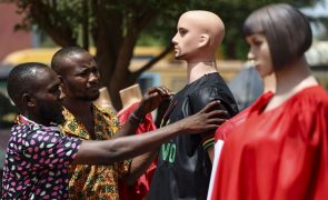 Jovem costureiro cria roupa de todos os partidos para vincar unidade da Guiné-Bissau