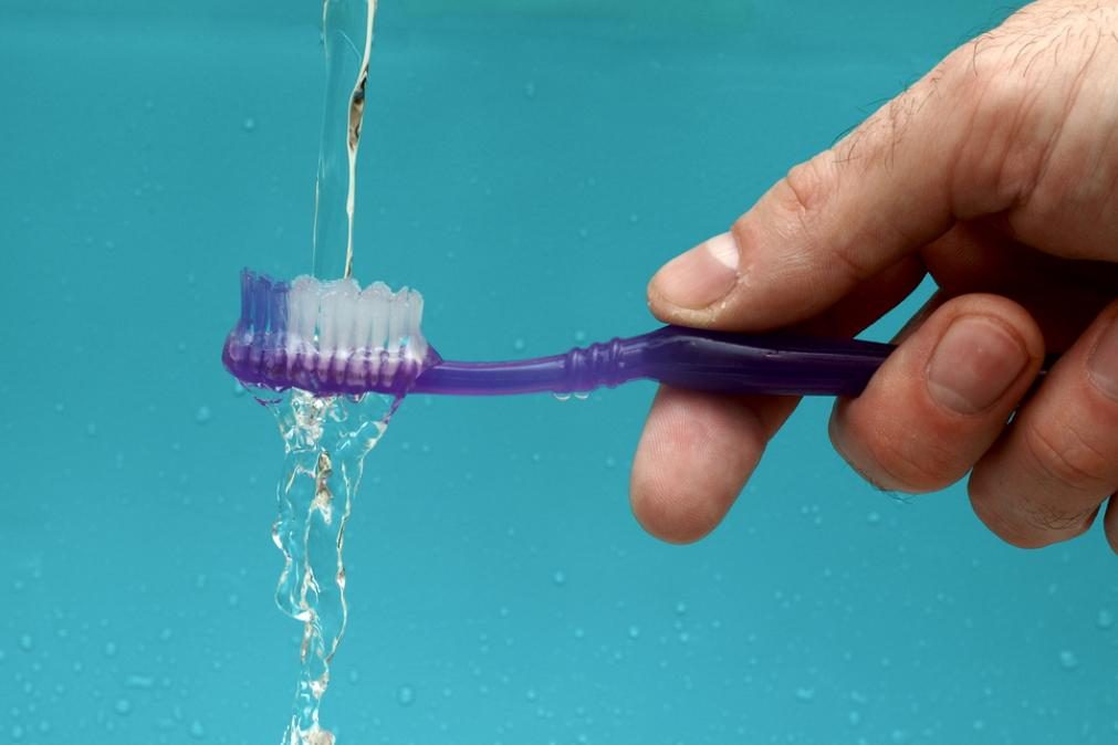 Descubra por que nunca deve molhar a escova de dentes antes da pasta