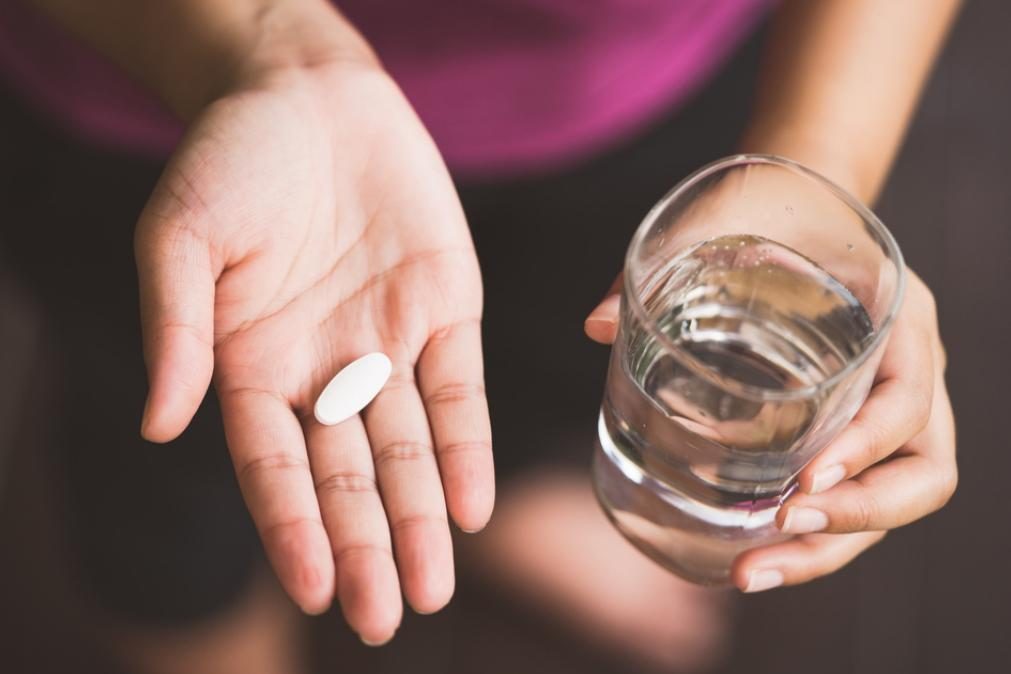 É seguro tomar Ibuprofeno e Paracetamol em simultâneo?