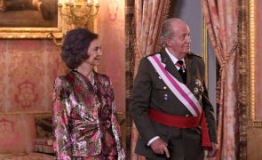 Juan Carlos - Surge de cadeira de rodas no casamento do príncipe da Jordânia