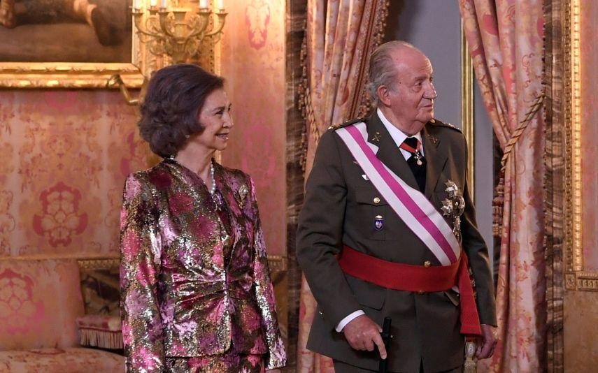 Juan Carlos - Surge de cadeira de rodas no casamento do príncipe da Jordânia
