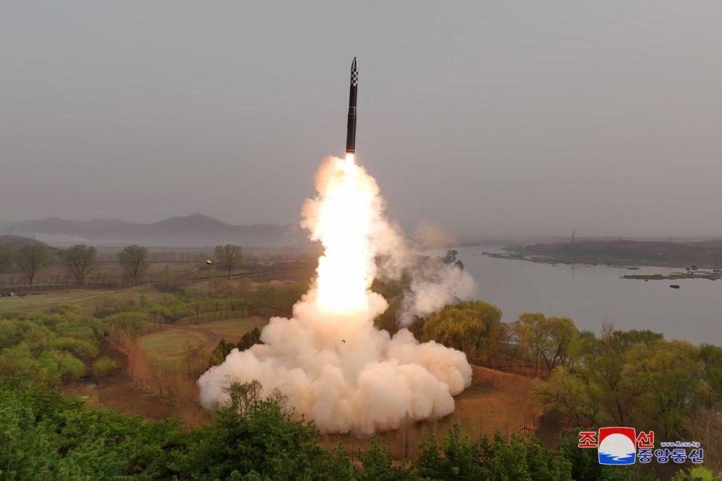 EUA, Japão e Coreia do Sul acordam partilhar informações sobre mísseis norte-coreanos