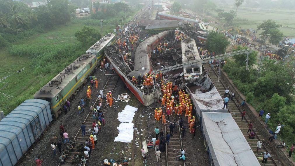 Novo balanço de acidente ferroviário na Índia eleva número de mortos para 280