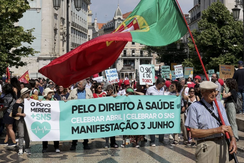 Centenas de pessoas manifestam-se em Lisboa em defesa do Serviço Nacional de Saúde