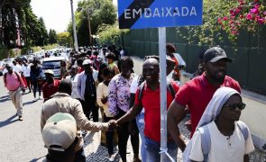 Guineenses fazem fila para votar em Lisboa