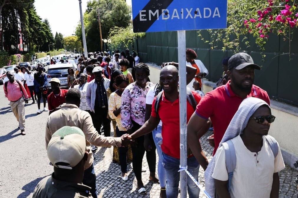 Guineenses fazem fila para votar em Lisboa