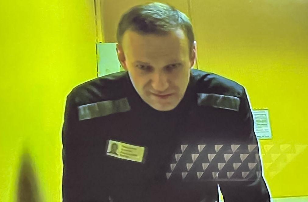 Opositor russo Navalny diz que mantém o ânimo na prisão